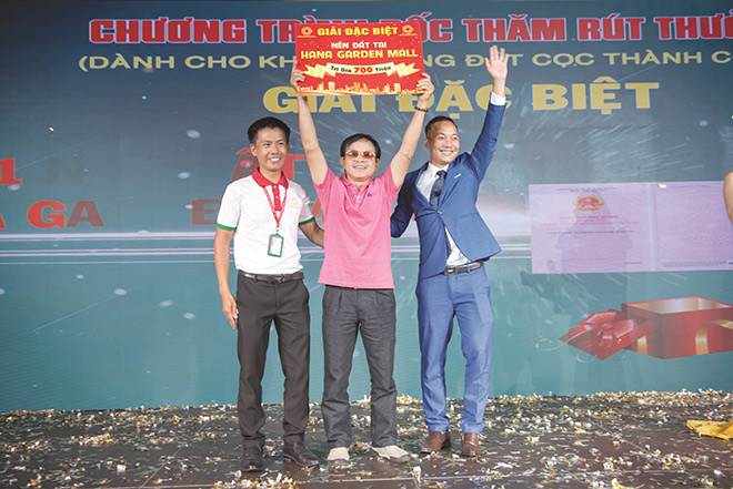 Chen chân chọn sản phẩm Hana Garden Mall